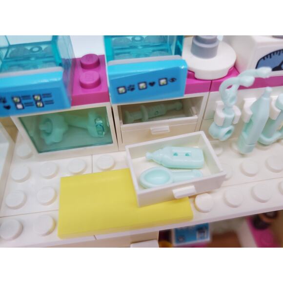 Lego Friends - Heartlake City Vet Clinic - 41446 - Picture 9 of 9